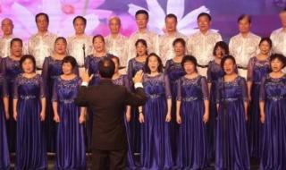 在灿烂的阳光下合唱